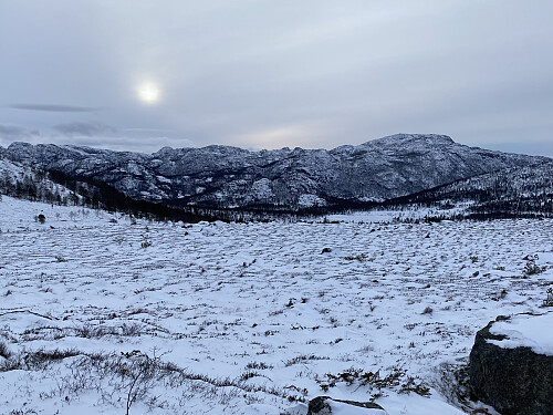Tilbakeblikk mot Tysdalsheia med Solknuten og Heiahodnet kjenneslege