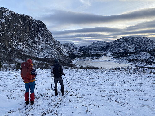 Mot Longavatnet under Vardhusheia