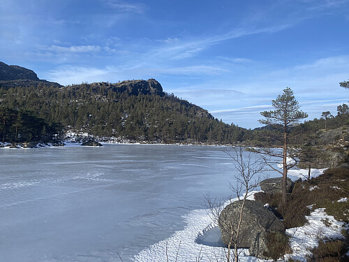 Solgløtt ved Øyavatnet. Me ser mot sekundærtoppen nord for vatnet