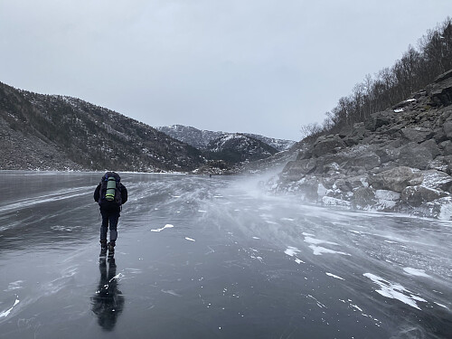 Over isen på veg mot Grimsli, og det føykar beint imot