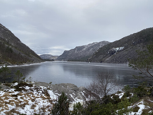 Tilbakeblikk på Liarvatnet frå Klampen der me gjekk i land