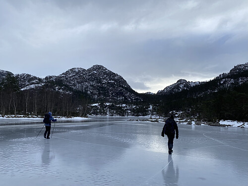 På Forenesvatnet med kurs mot Ospeskardet. Knausane dominerer
