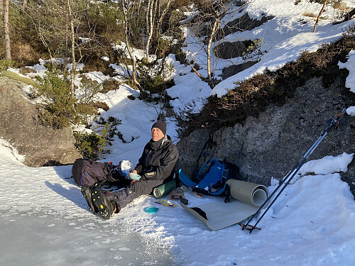 Mat og solgløtt i ei livdakrå ved Svartavatnet