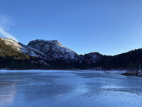 Heilt i sørenden av Longavatnet med 728-toppen lengst vest på Steinfjellet (Splitthodnet)