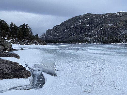 På Longavatnet med Vardhusheia dominerande