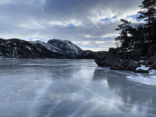 Mot sørenden av Longavatnet med Steinfjellet sentralt