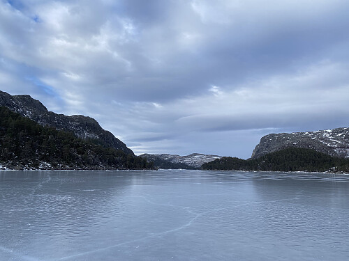 Tilbakeblikk nordover Longavatnet, som er flankert av Liaknuten og Vardhusheia