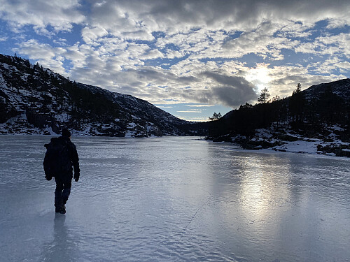 På veg sørover Svartavatnet, like ved holmane