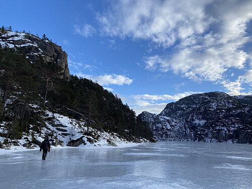 I retning austenden av Svartavatnet med Bratteliknuten bak til høgre