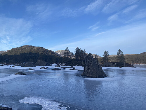 Ved Forenesvatnet mot Solknuten og Tysdalsheia