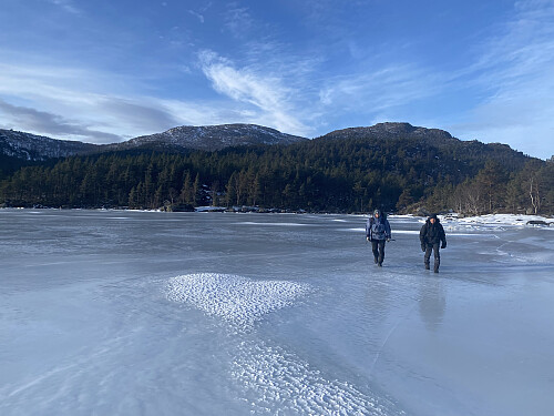På Holmavatnet med kraftig austavind beint imot. Heiahodnet er den dominerande toppen bakerst