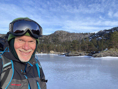 Fornøgd på Holmavatnet, her med Ospeskardet som bakgrunn
