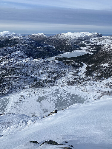 På stupkanten 300m over Vardhustjødnane og stemmen. Dei dominerande toppane er Heiahodnet, Tibergfjellet, Ternefjell og Reinaknuten