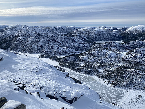 Meir sørleg utsikt frå same staden. Me ser sørover Longavatnet, tjødnane i Ospeskardet og Holmavatnet