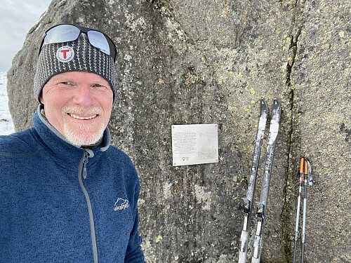 Ved minnesmerket etter det allierte flysleppet på Brogaheia i november 1944