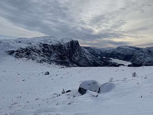 Frå nesten same staden mot Brogaheia, Vardhusheia og Longavatnet. Den dominerande toppen bak vatnet er Bratteliknuten