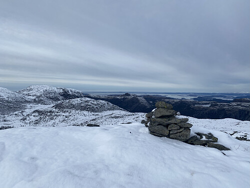 På Krunefjell med utsikt mot Reinaknuten og Skorafjellet på denne sida av brekket mot Tysdalsvatnet. I Holtaheia dominerer Lauvåsen