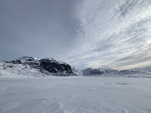 Høg himmel over Målandsvatnet med Husaheia og Vardhusheia