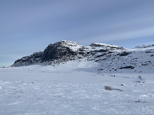 Forbi Målandsvatnet med tilbakeblikk mot Prammafjellet