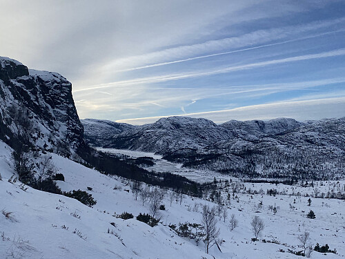 Mot Longavatnet under stupet av Vardhusheia. Midt i bildet dominerer den lite besøkte Liaknuten