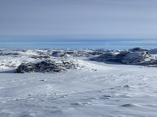 Straks på toppen av Vardhusheia med utsikt austover mot Krøys. Me ser Brogavatnet med Brogavassklubben nærast til venstre, så Krokavatnet og Venavatnet med Krøysaheia bak til høgre