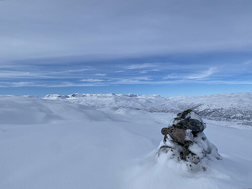 Praktfull utsikt fra Smørviknuten! Vi ser "alt" fra Sandfloeggi til Stavsnuten via Nupseggi, Vesle- og Store Nup og Verjesteinsnuten