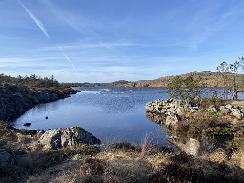 I austenden av Vestra Mjåvatnet, der det ennå er litt is igjen