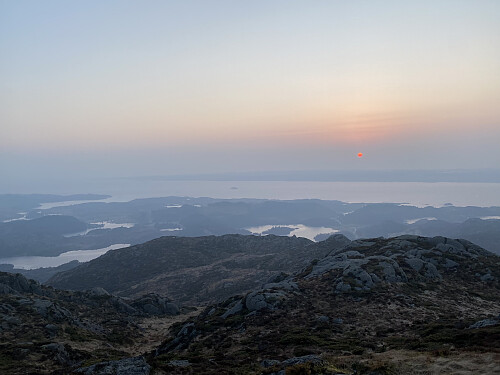 Sjeldan blodraud solkule over Karmøy!
