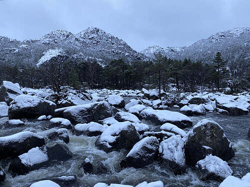 Her let åna seg steingå, der ho deler seg i tre-fire løp. Knausane dannar bakgrunnen