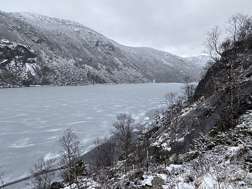 Ved Uføresberget. Isen på Liarvatnet har losna frå land