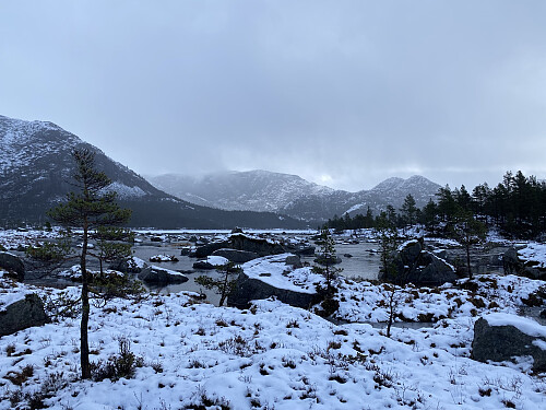 Ved utløpsosen i Forenesvatnet. Me ser Vardhusheia og Knausane bakerst