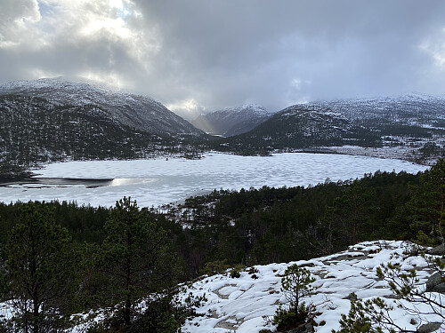 Panorama over Forenesvatnet frå eit høgdepunkt oppunder veggen på Krunefjell