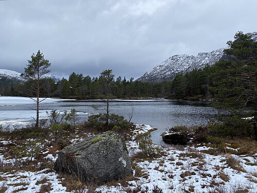 Lengst søraust ved Forenesvatnet med Krunefjell i bakgrunnen
