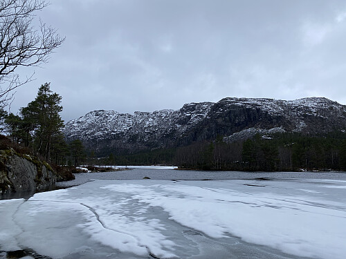 Sundet der heile vassdraget renn gjennom, er for lengst åpent. Krunefjell dominerer heile bakgrunnen