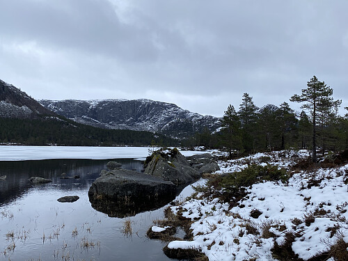 Frå same staden mot vatnet og Vardhusheia