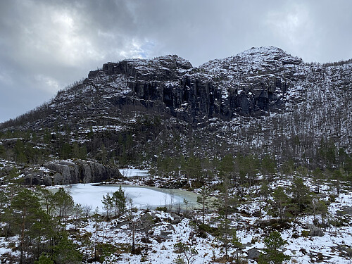 Ved tjødnane nedanfor Liarknuten