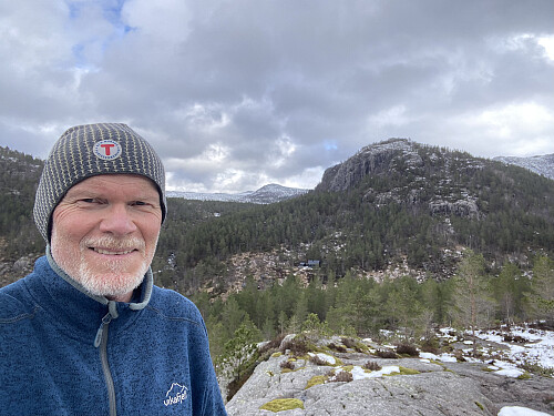 Storfornøgd med turhelga! Solknuten dannar bakgrunnen