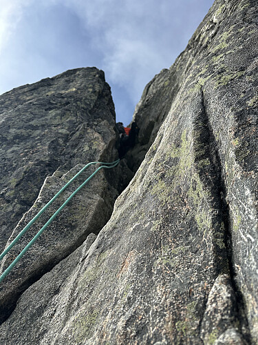 Innsteget til Heftyes renne. Guiden er i fint driv oppover, lommekjent som han er