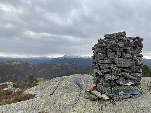 På Helgafjellet med tilbakeblikk på ruta vår frå Vardaheia via Kyrkjefjellet til høgre. Gunlanuten dominerer kvitpynta bakerst