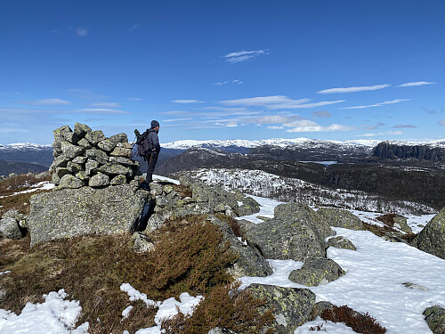 Vindfullt på Skipet! I bakgrunnen sjåast Rødsnuten, Moltenuten og Ullsfellet, og dessutan Ullsvatnet. Aller bakerst er Hustveitsåta kjennesleg