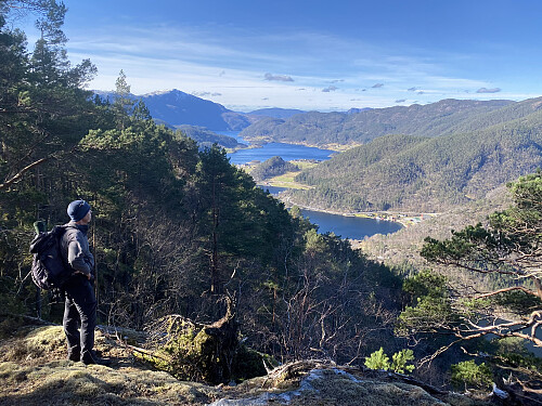 Ein god halvtime etter turstart får me flott utsikt mot Vik, Bogsfjorden og Herenibba