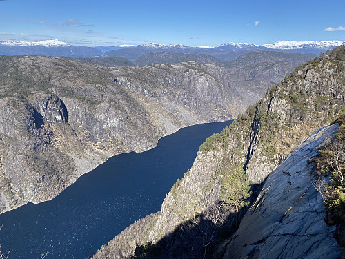 Ved juvet der me får dramatisk utsikt mot Tyssefjorden, som går kvit i austavinden