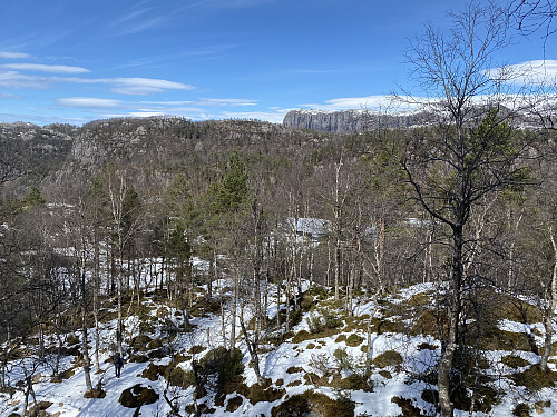 Nedgang mot Sørhustjødna etter ein god mat- og kaffipause i sol og fint le. Den bratte veggen på Ullsfjellet dominerer i bakgrunnen