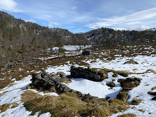 Ved Sørhustjødna med stølsmuren i framgrunnen