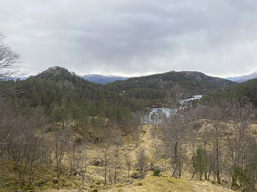Straks på Kyrkjefjellet med utsikt mot Krokavatnet og Bergsnuten
