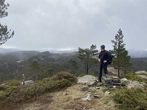 På Krune der ei lett snøbyge er i kjømda