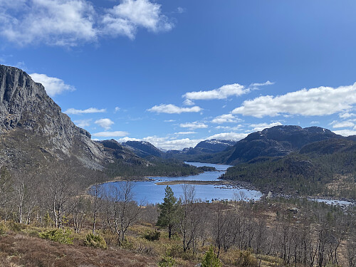 Mot Longavatnet under Vardhusheia