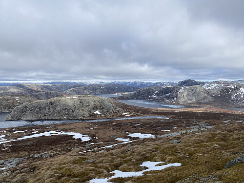 Utsikt austover mot Krøys, der det endå er isrestar på Brogavatnet, Venavatnet og Krokavatnet