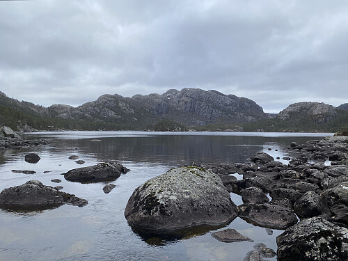 I utløpet av Holmavatnet der Liaknuten dominerer bakgrunnen