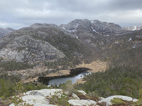 Frå eit høgdepunkt mot Krossfjellet og tjødna i Gudbrandsdalen